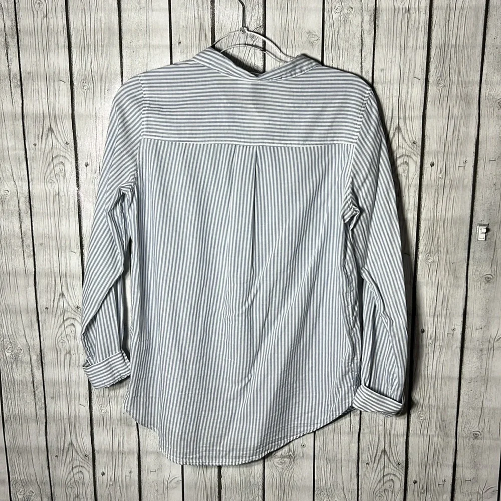 Divided striped lightweight button front top size 4